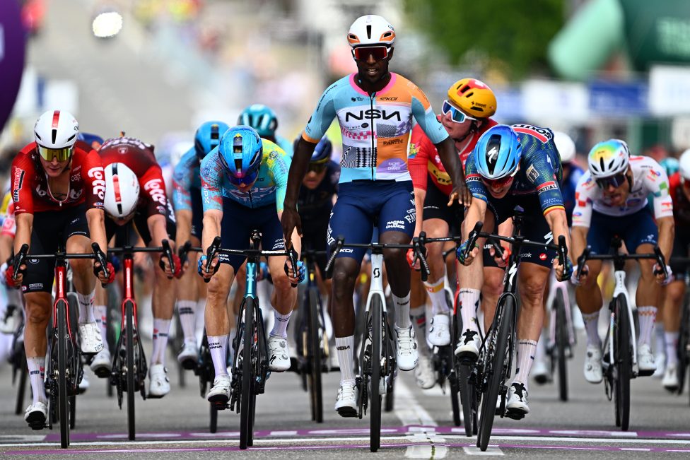 Biniam Girmay gewinnt die erste Etappe der Belgien-Rundfahrt - Zieleinfahrt