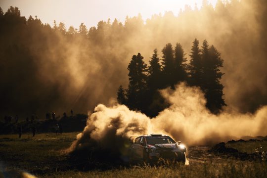 Der Hyundai von Thierry Neuville/Martijn Wydaeghe fährt auf zwei Rädern um eine Kurve mit langer Staubfahne