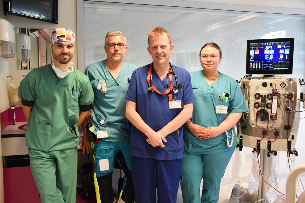 Ein Ärzteteam der Klinik St. Josef neben der Hämofiltrationsmaschine