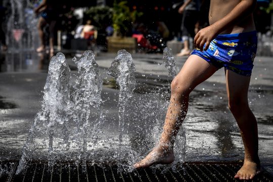 Kinder spielen in einer Wasserfontäne