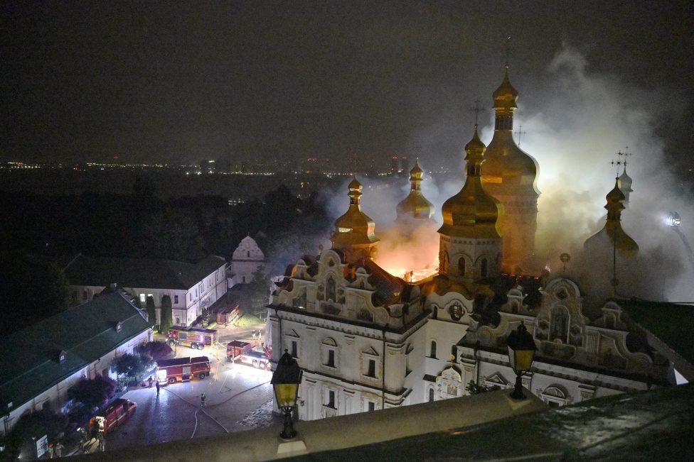 Das Höhlenkloster in Kiew steht in Flammen