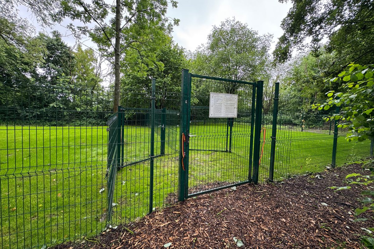 Zäune um die neue Hundewiese in Kelmis