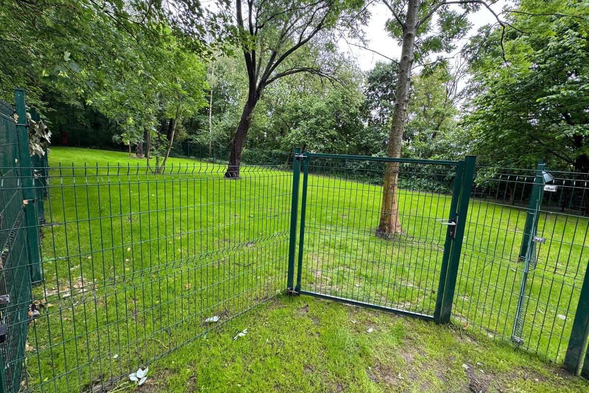 Zäune um die neue Hundewiese in Kelmis