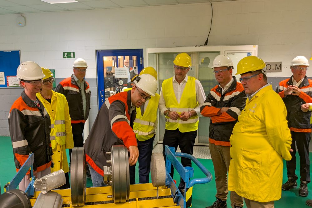 Mitarbeiter zeigen die Arbeit