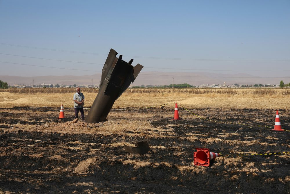 Eine von Israels Flugabwehr abgefangene iranische Rakete ist auf einem Feld in Syrien gelandet