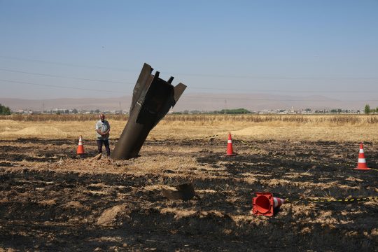 Eine von Israels Flugabwehr abgefangene iranische Rakete ist auf einem Feld in Syrien gelandet