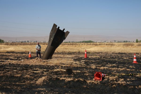 Eine von Israels Flugabwehr abgefangene iranische Rakete ist auf einem Feld in Syrien gelandet