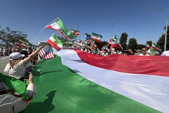 Menschen mit Iran-Flaggen vor dem Stadion von Los Angeles, wo Iran am 15. Juni in die WM startet