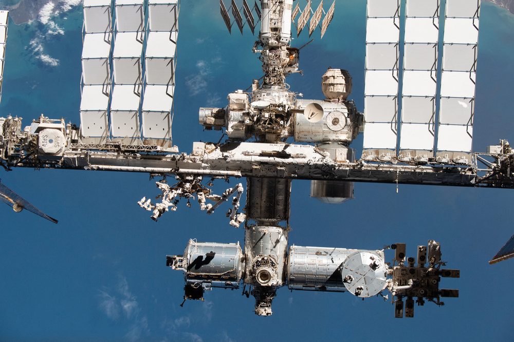 Das von der NASA veröffentlichte Bild zeigt das US-Segment der Internationalen Raumstation sowie Teile des russischen Segments, im Weltraum aufgenommen von der SpaceX Crew Dragon