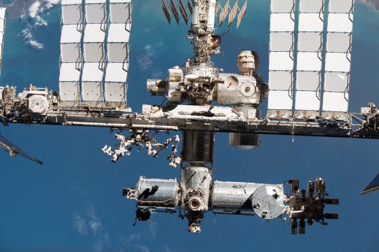 Das von der NASA veröffentlichte Bild zeigt das US-Segment der Internationalen Raumstation sowie Teile des russischen Segments, im Weltraum aufgenommen von der SpaceX Crew Dragon