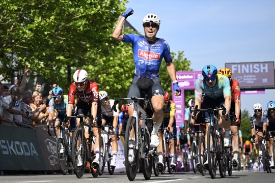Jasper Philipsen siegt und sichert sich den Gesamtsieg