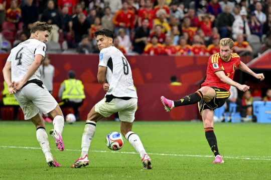 Kevin De Bruyne schießt aufs Tor