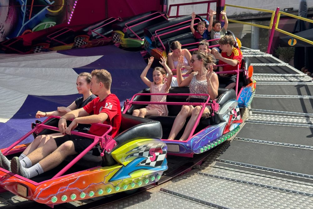 Kinder auf Karussel