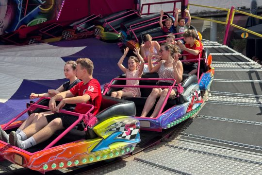 Kinder auf Karussel