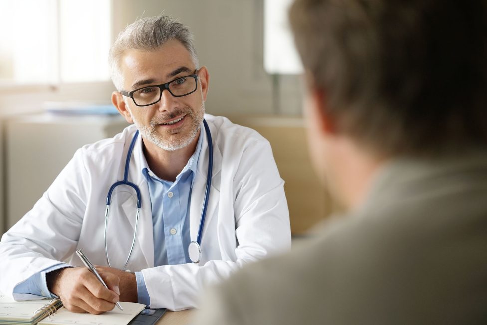 Arzt spricht mit Patient