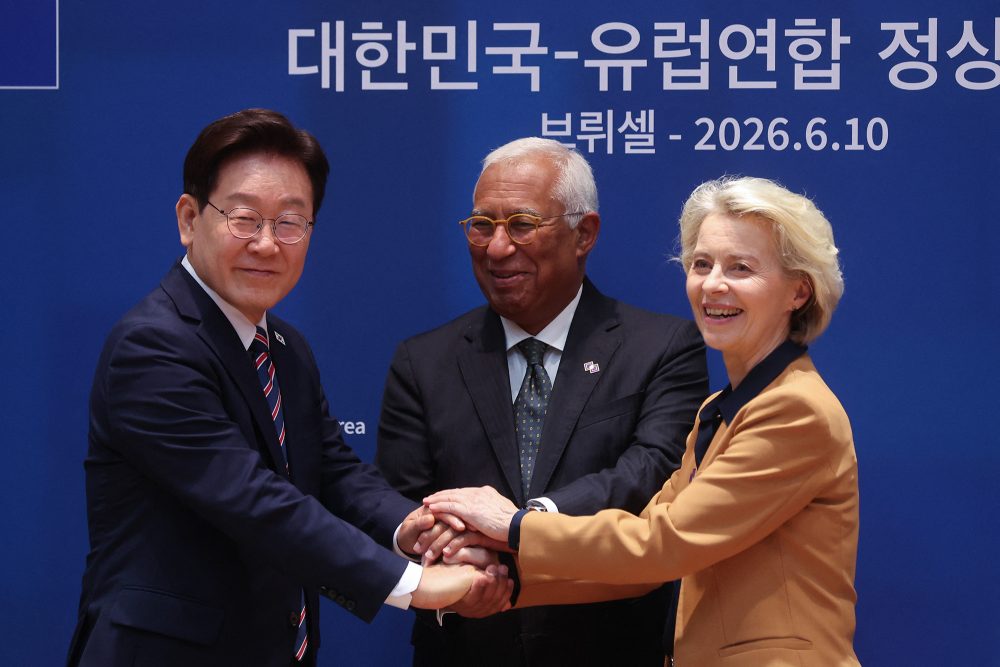 Der südkoreanische Präsident Lee Jae Myung, EU-Ratspräsident Antonio Costa und EU-Kommissionspräsidentin Ursula von der Leyen in Brüssel
