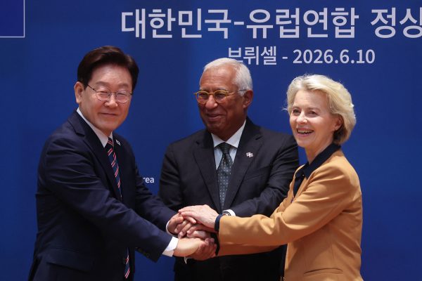 Der südkoreanische Präsident Lee Jae Myung, EU-Ratspräsident Antonio Costa und EU-Kommissionspräsidentin Ursula von der Leyen in Brüssel