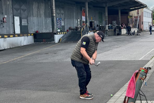Spieler beim Crossgolfen im Außenbereich des ehemaligen Continental-Werks in Aachen