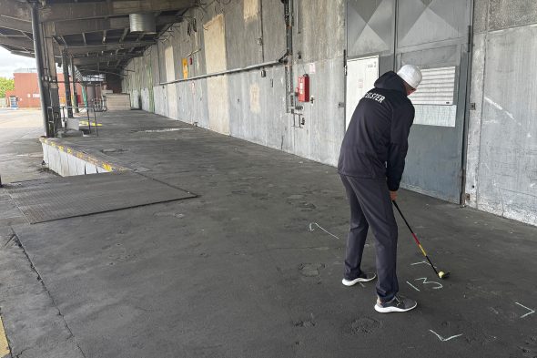 Spieler beim Crossgolfen im Außenbereich des ehemaligen Continental-Werks in Aachen