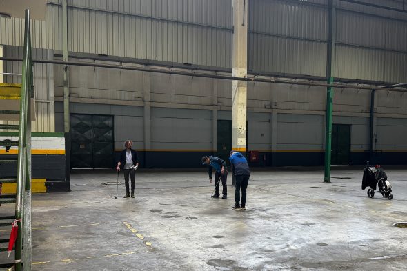 Spieler beim Crossgolfen in einer Halle des ehemaligen Continental-Werks in Aachen