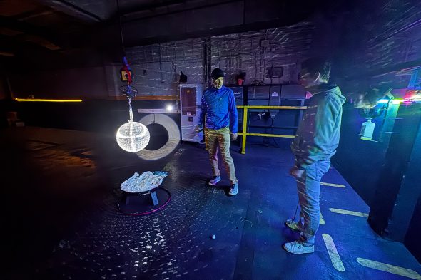 Spieler beim Crossgolfen in einer Halle des ehemaligen Continental-Werks in Aachen