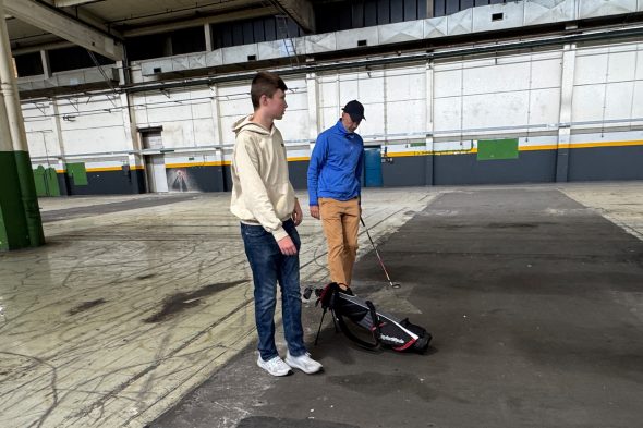 Spieler beim Crossgolfen in einer Halle des ehemaligen Continental-Werks in Aachen