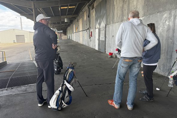Spieler beim Crossgolfen im Außenbereich des ehemaligen Continental-Werks in Aachen