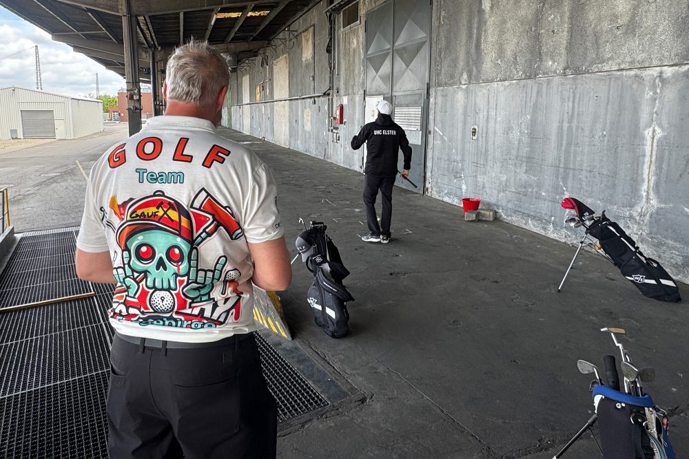 Spieler beim Crossgolfen im Außenbereich des ehemaligen Continental-Werks in Aachen