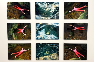 Fotos mit dem motiv einer Frau in pinken Kleidern, die im Wasser schwebt