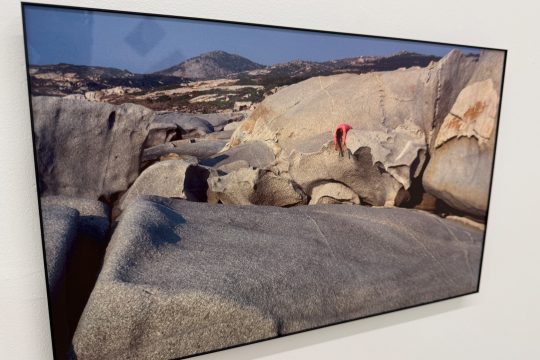 Fotos mit dem motiv einer Frau in pinken Kleidern, die auf einem Felsen liegt
