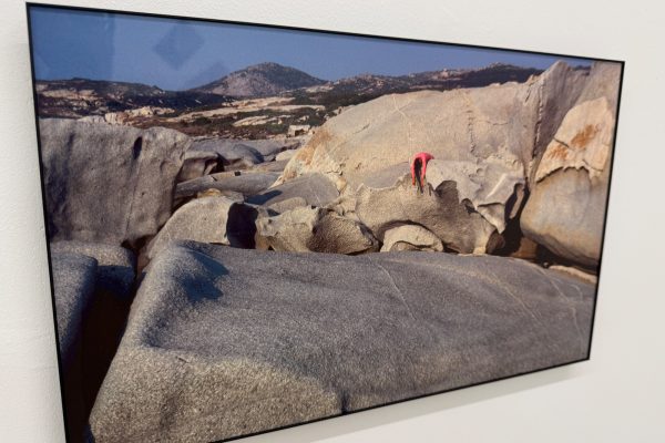 Fotos mit dem motiv einer Frau in pinken Kleidern, die auf einem Felsen liegt