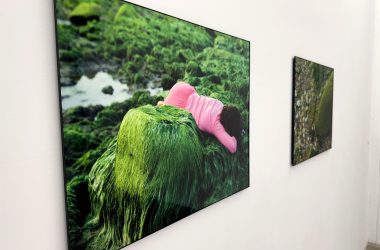 Fotos mit dem motiv einer Frau in pinken Kleidern, die auf einem Felsen liegt