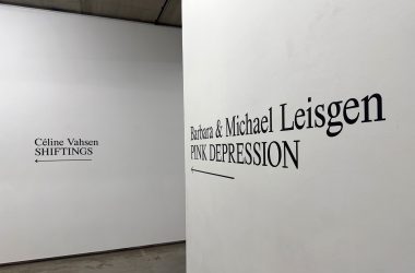 Die beiden Titel der Ausstellungen auf der Wand im Ikob