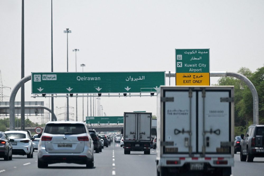 Die Autobahn in Richtung Flughafen von Kuwait