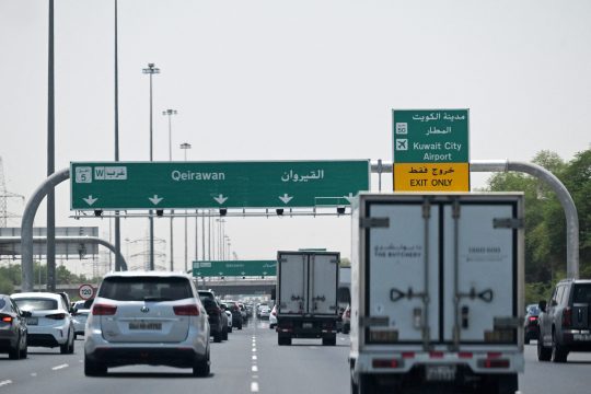 Die Autobahn in Richtung Flughafen von Kuwait