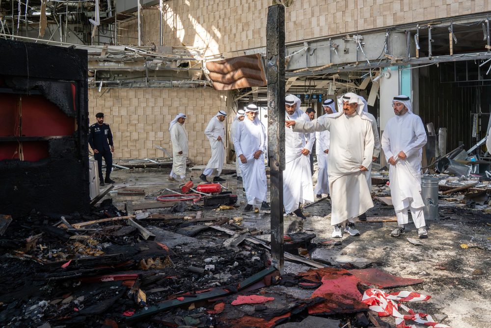 Der kuwaitische Premierminister Scheich Ahmad al-Abdullah al-Sabah inspiziert gemeinsam mit anderen Männern den nach einem iranischen Angriff beschädigten Flughafen in Kuwait-Stadt