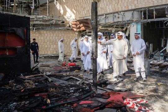 Der kuwaitische Premierminister Scheich Ahmad al-Abdullah al-Sabah inspiziert gemeinsam mit anderen Männern den nach einem iranischen Angriff beschädigten Flughafen in Kuwait-Stadt