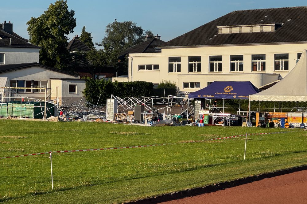 Eingestürzte Zelte und Pavillons auf dem Veranstaltungsgelände