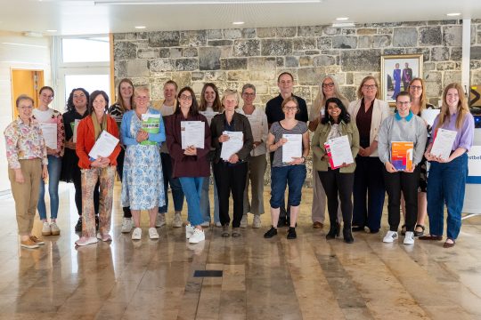 Die Lehrerinnen, die die DaZ-Ausbildung erfolgreich abgeschlossen haben, mit ihren Diplomen