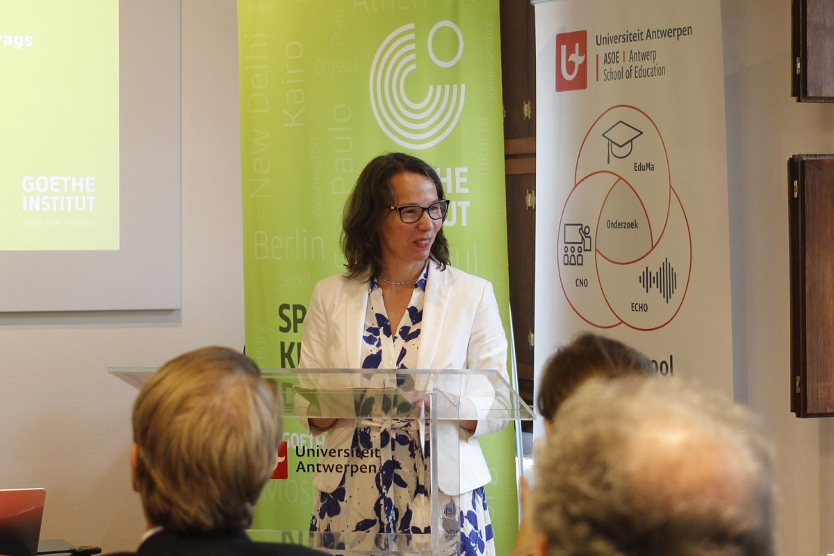 Die Leiterin des Goethe-Instituts in Brüssel, Julia Sattler, hält eine Rede