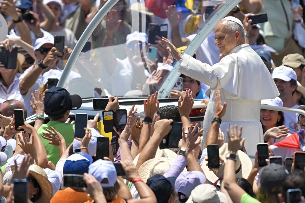 Papst Leo winkt Gläubigen im Papamobil vor der Messe im Hafen von Santa Cruz de Tenerife