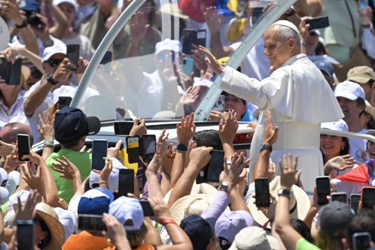 Papst Leo winkt Gläubigen im Papamobil vor der Messe im Hafen von Santa Cruz de Tenerife