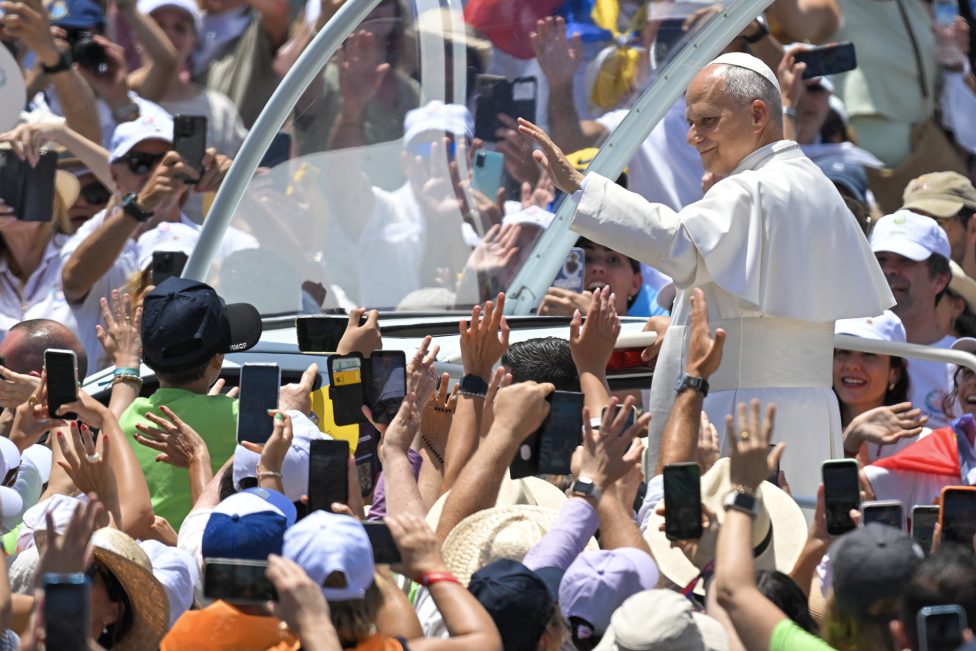 Papst Leo winkt Gläubigen im Papamobil vor der Messe im Hafen von Santa Cruz de Tenerife