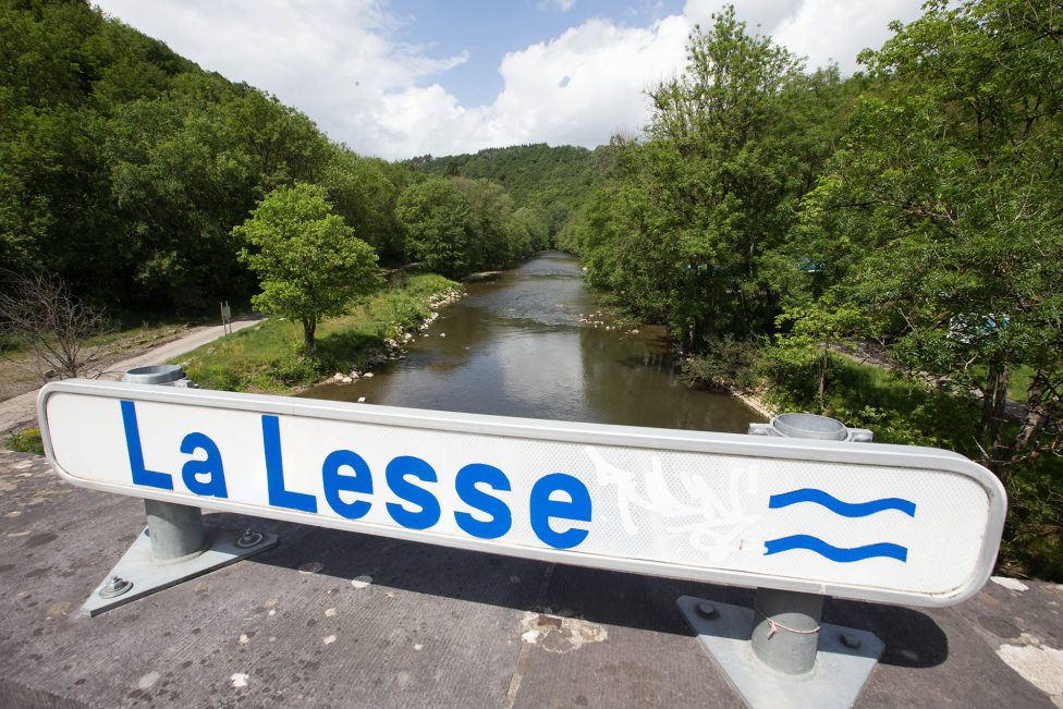 Blick von einer Brücke auf den Fluss Lesse