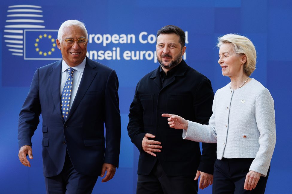 EU-Ratspräsident Costa, der ukrainische Präsident Selenskyj und EU-Kommissionspräsidentin von der Leyen