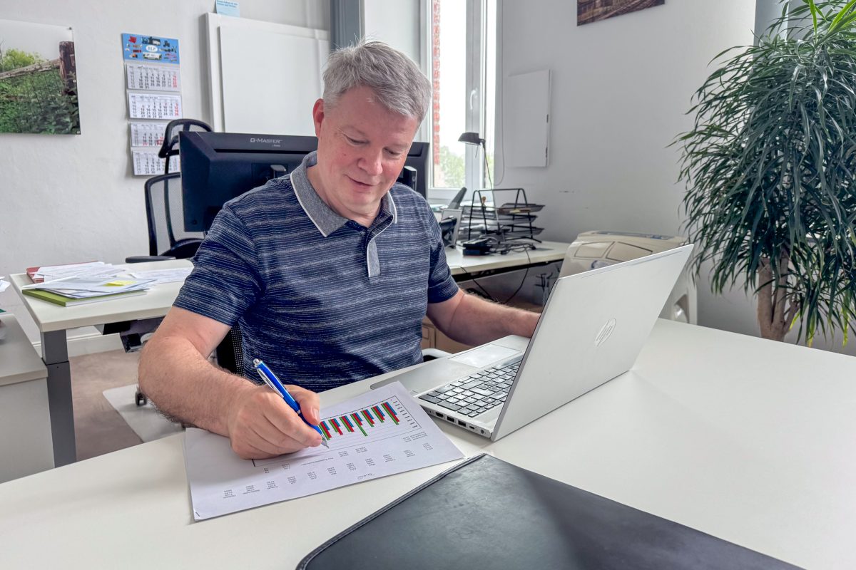 Lontzens Finanzschöffe José Grommes arbeitet am Computer
