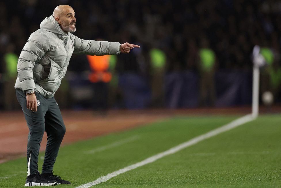 Trainer Enzo Maresca steht am Rande eines Spielfelds und gestikuliert