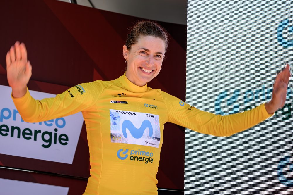 Marlen Reusser im gelben Trikot auf dem Podium