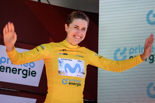 Marlen Reusser im gelben Trikot auf dem Podium