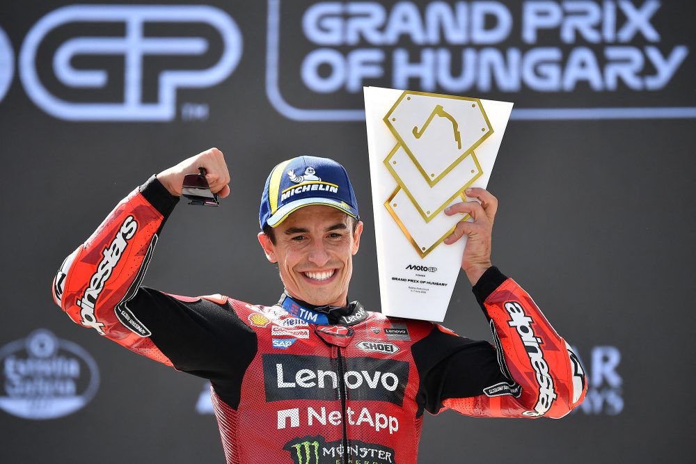 Marc Marquez mit Siegertrophäe auf der Schulter